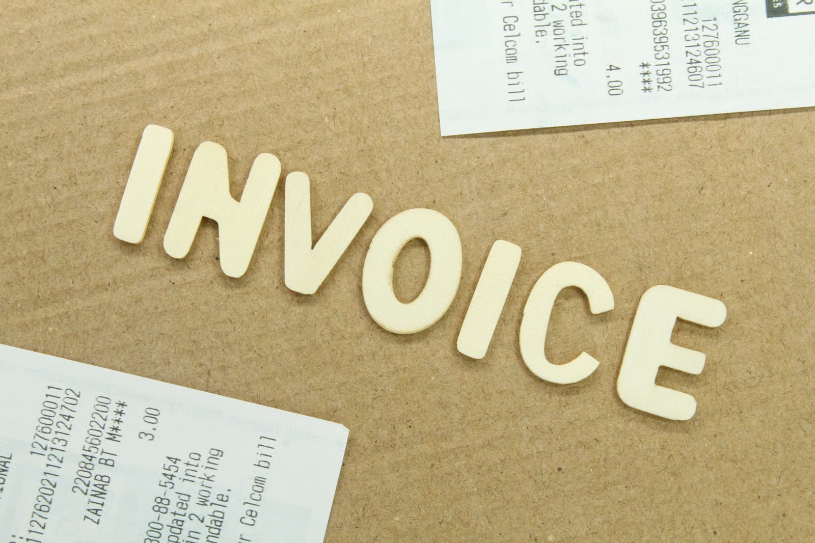 What is the difference between invoice financing vs invoice factoring